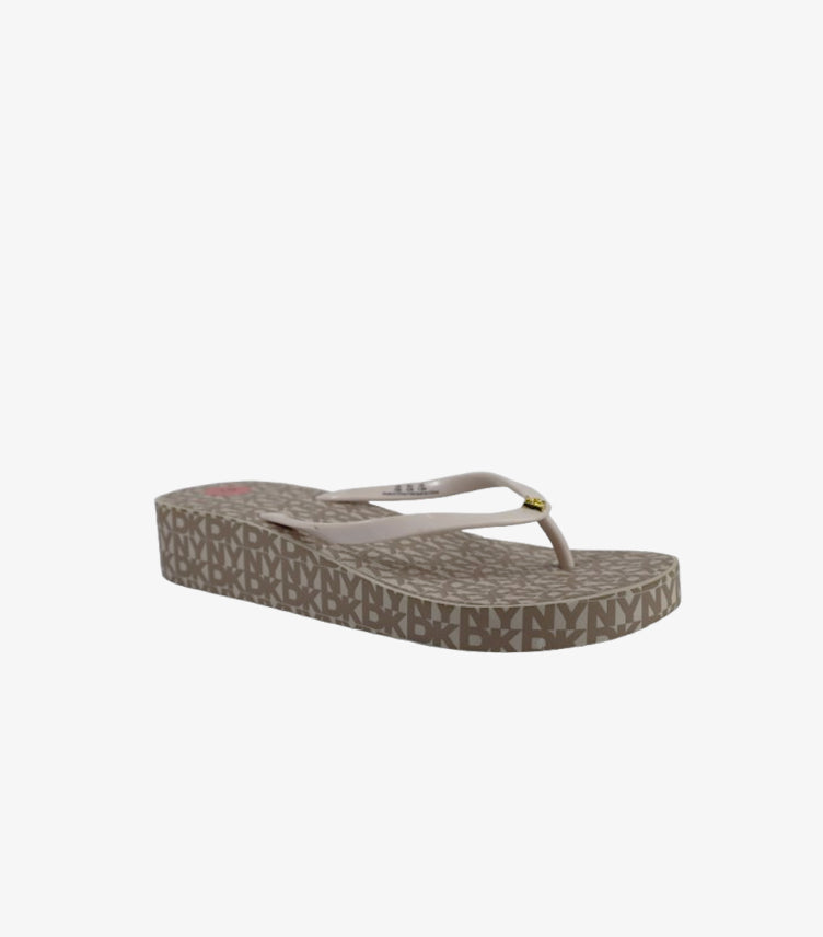 DKNY WOMEN’S LOGO PRINT FLIP-FLOP SLIDES