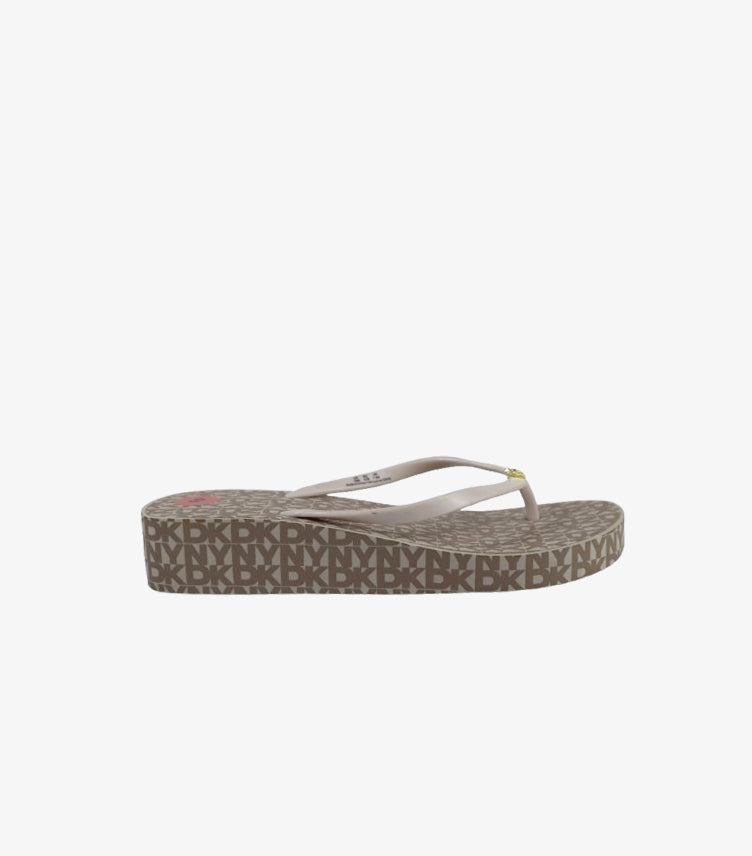 DKNY WOMEN’S LOGO PRINT FLIP-FLOP SLIDES