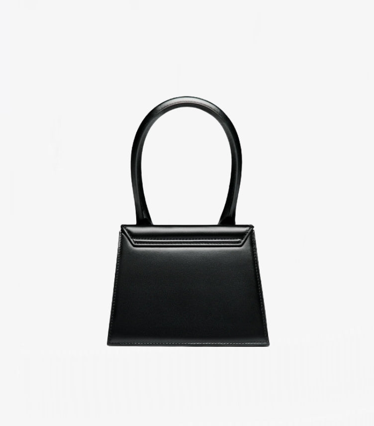 JACQUEMUS THE MEDIUM CHIQUITO LEATHER HANDBAG
