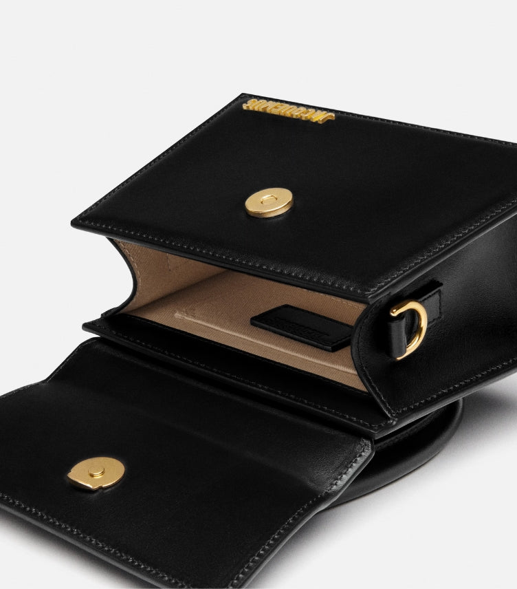 JACQUEMUS THE MEDIUM CHIQUITO LEATHER HANDBAG