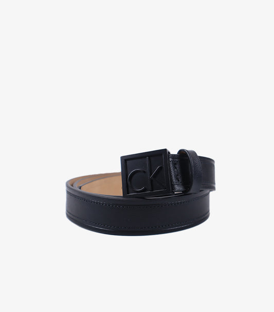 CALVIN KLEIN MEN’S MATTE PLAQUE BUCKLE LEATHER BELT