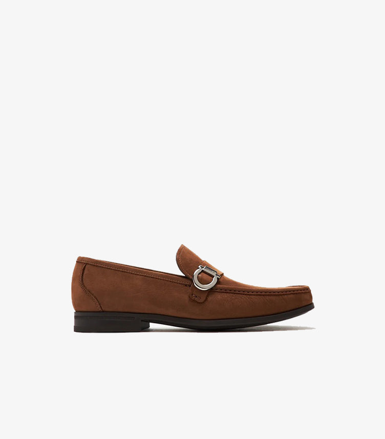 Side profile of Ferragamo men’s brown suede Gancini loafer with moc toe and low black heel