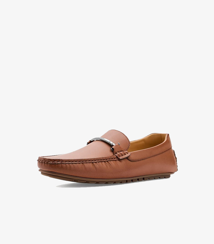 Three-quarter view of Tommy Hilfiger men’s leather driving loafer with square toe, moccasin stitching and flexible sole