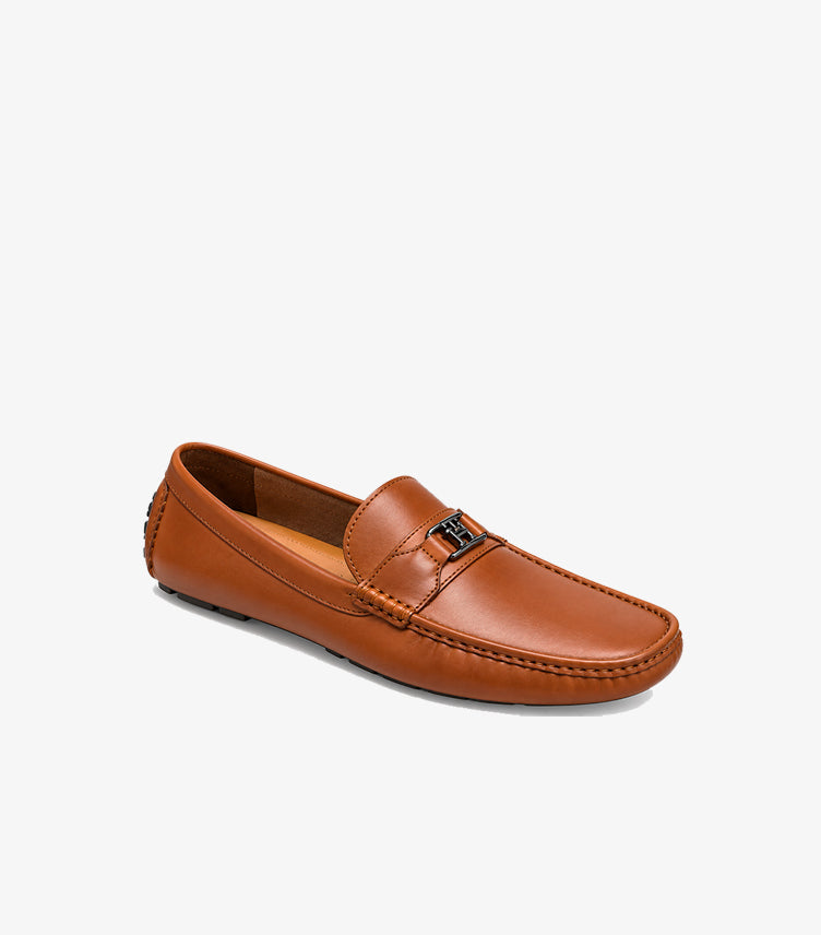 TOMMY HILFIGER MEN’S TAN LOGO HARDWARE DRIVING LOAFERS